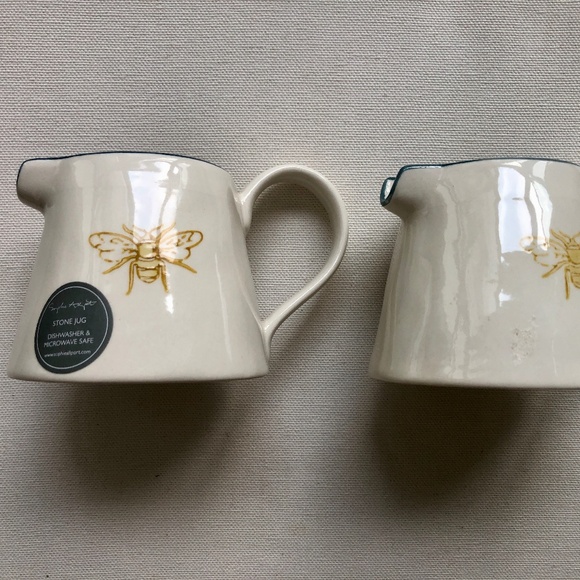 New‎ set of 2 Bee small stoneware jugs - Picture 1 of 2